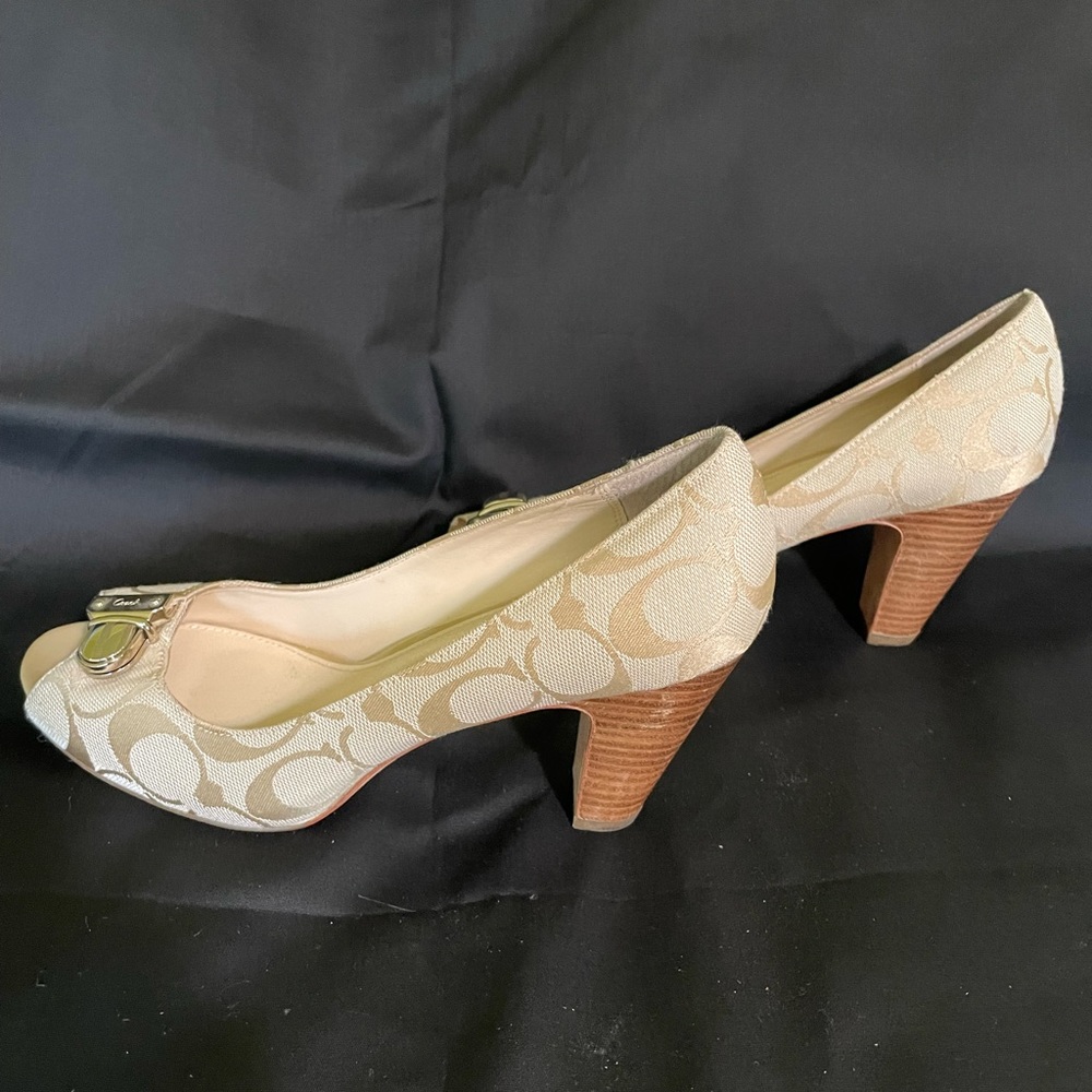 Coach pumps